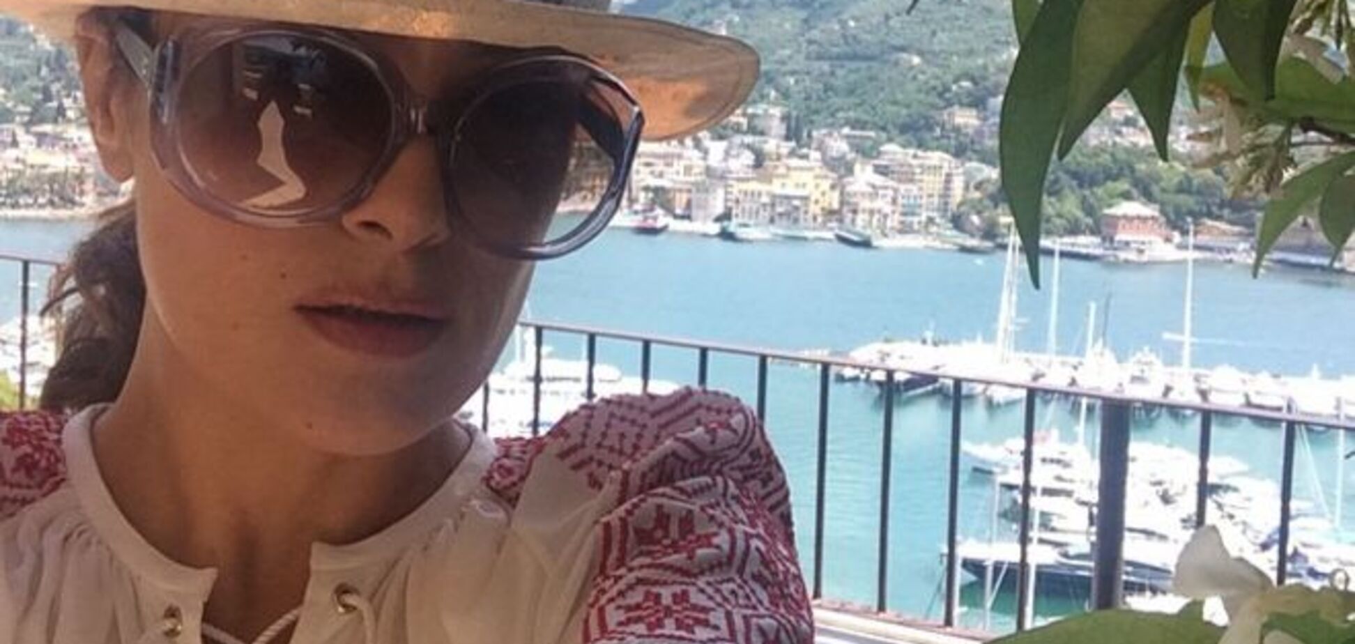 Голливудская актриса Сальма Хайек надела на отдых вышиванку: фотофакт