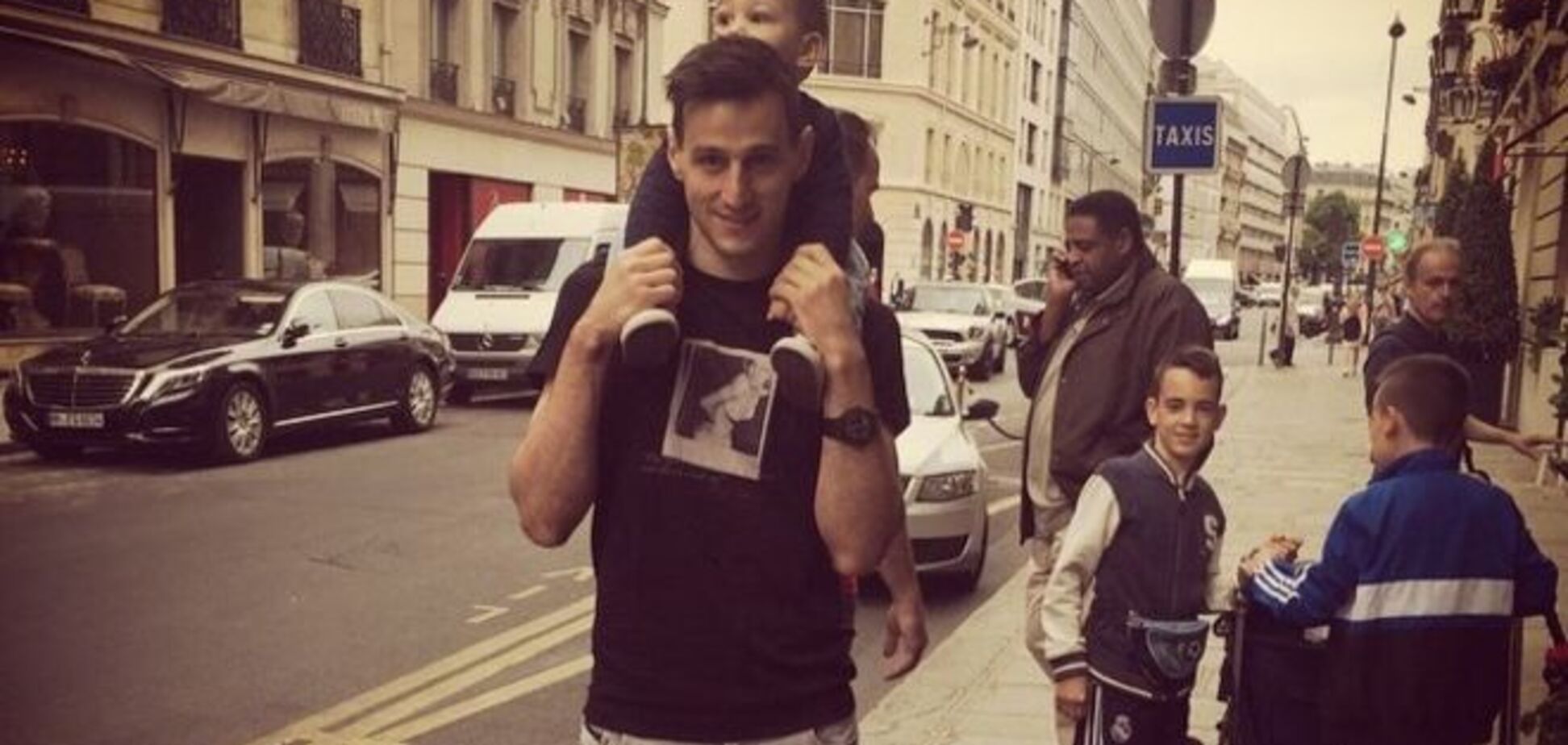 Нападающий 'Днепра' отдыхает в Париже: семейные фото