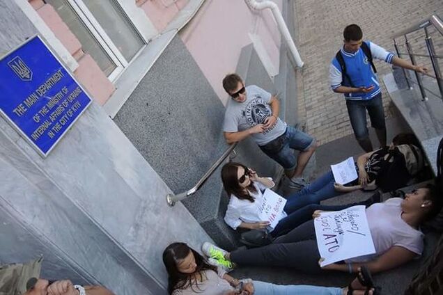 Убийство Бузины. В Киеве задержанных поддержали лежачим пикетом: фото акции