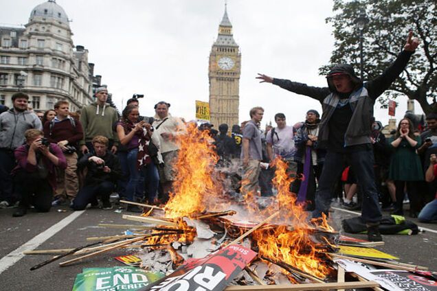 В Британии тысячи людей вышли на антиправительственную демонстрацию: фотофакт