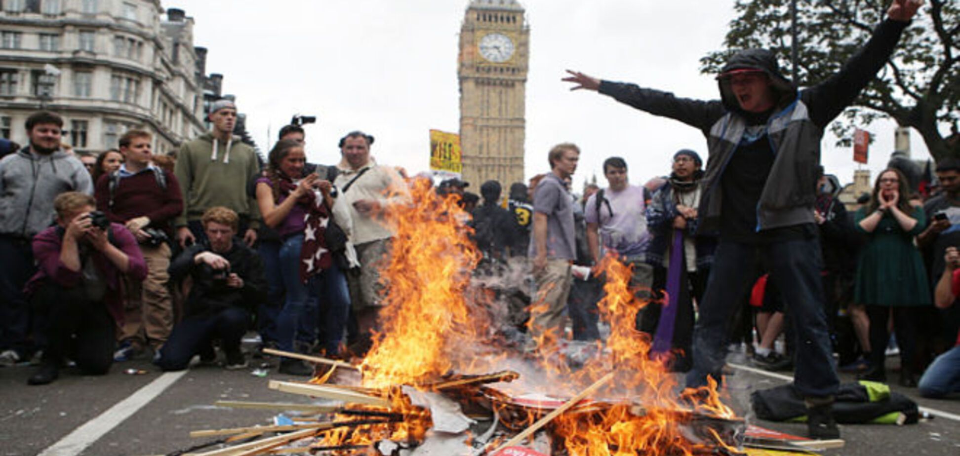 У Британії тисячі людей вийшли на антиурядову демонстрацію: фотофакт