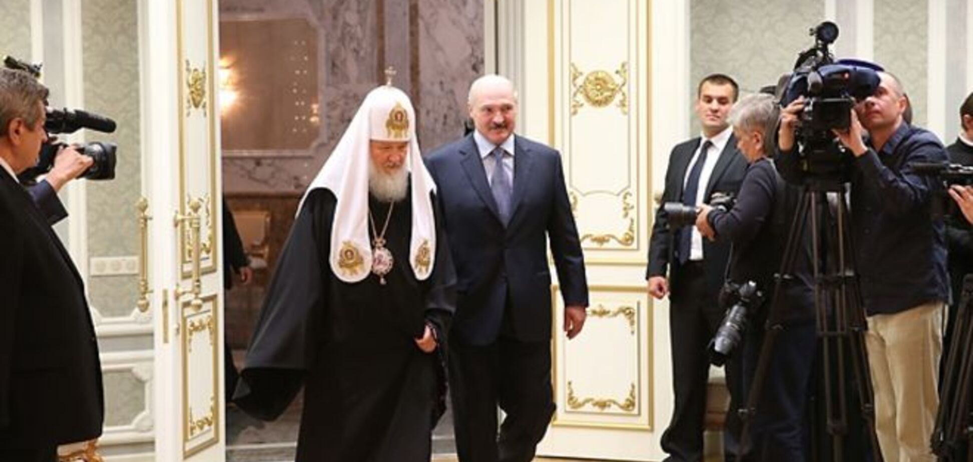 Лукашенко побожился остановить 'братоубийственную войну' на Донбассе