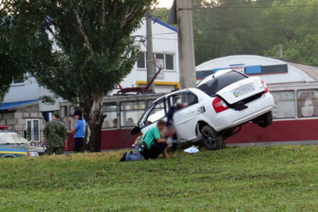 Жахливе ДТП в Маріуполі: легковик протаранив стовп. Опубліковані фото