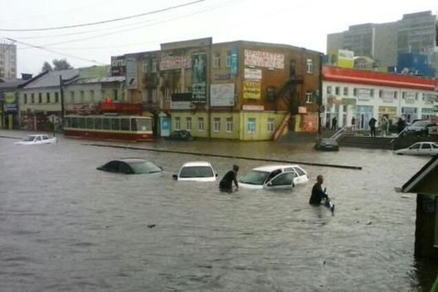 Курск затопило: транспорт плавает по улицам