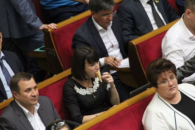 Ты не ты, когда голоден. В сети набирает популярности видео с жующей мороженое в Раде Чорновол