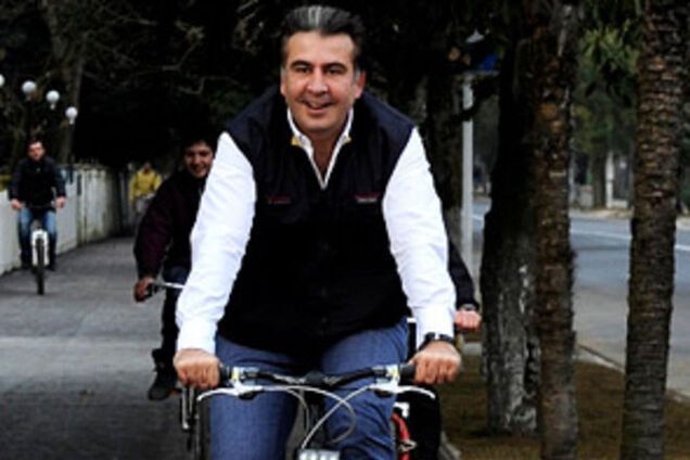 Саакашвили прокатился на велосипеде и показал свою госдачу в Одессе