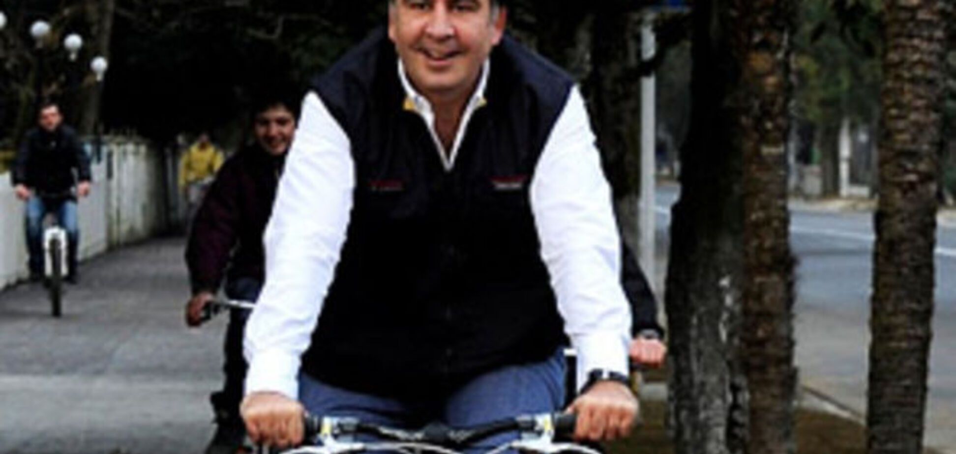 Саакашвили прокатился на велосипеде и показал свою госдачу в Одессе