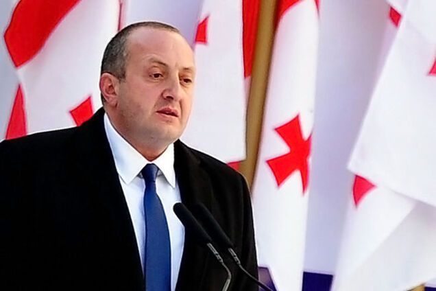 Президент Грузии продал украшения для помощи пострадавшим от наводнения