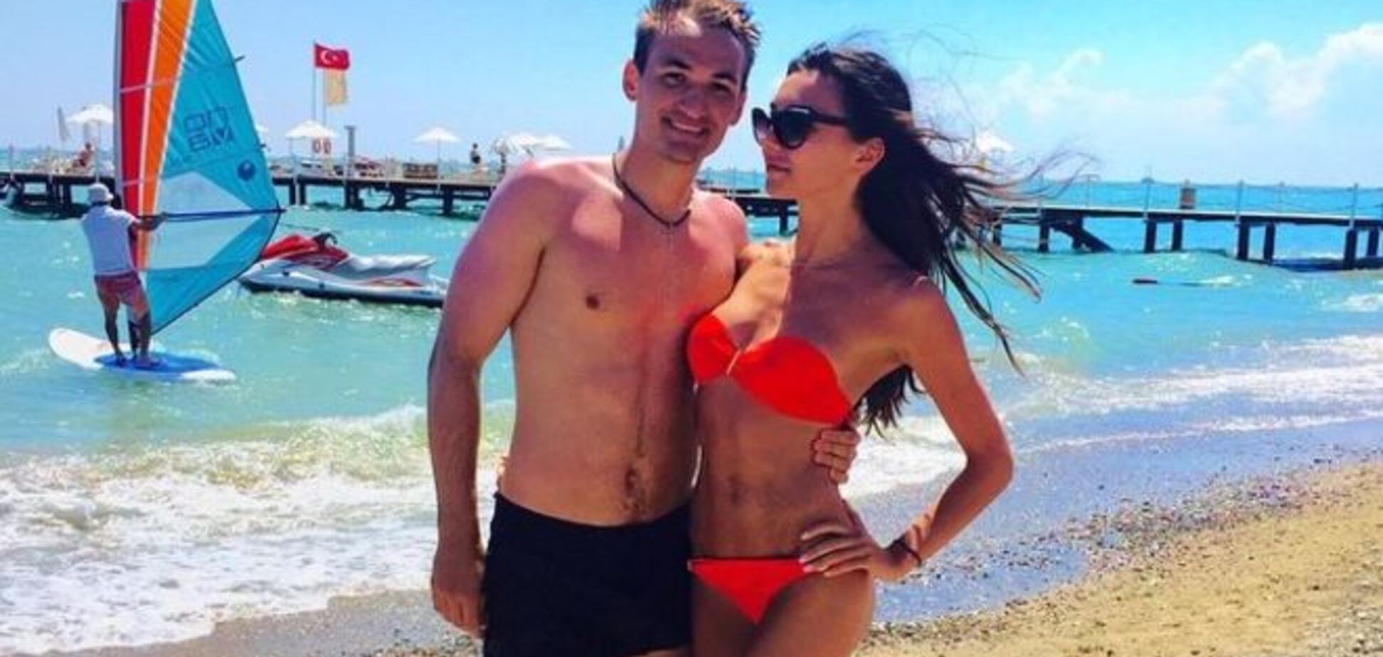 Девушка футболиста 'Динамо' похвасталась яркими фото в купальнике