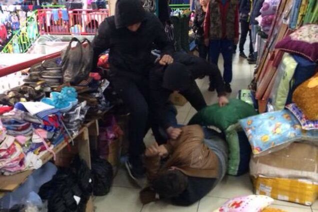 В России избили соратника Навального: фото и видео с места событий