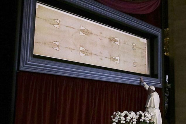 Папа Франциск помолився біля Туринської плащаниці. Фото- і Відеофакт