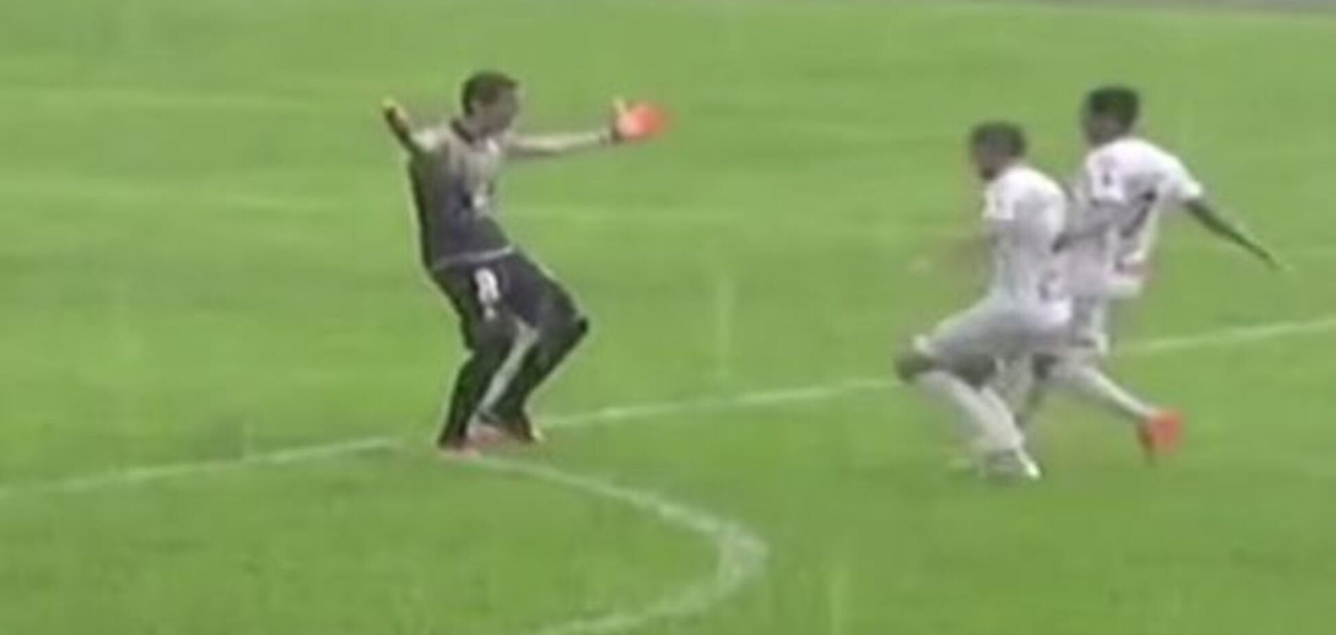 Феноменальный гол вратаря со 100 метров взорвал интернет: видео шедевра
