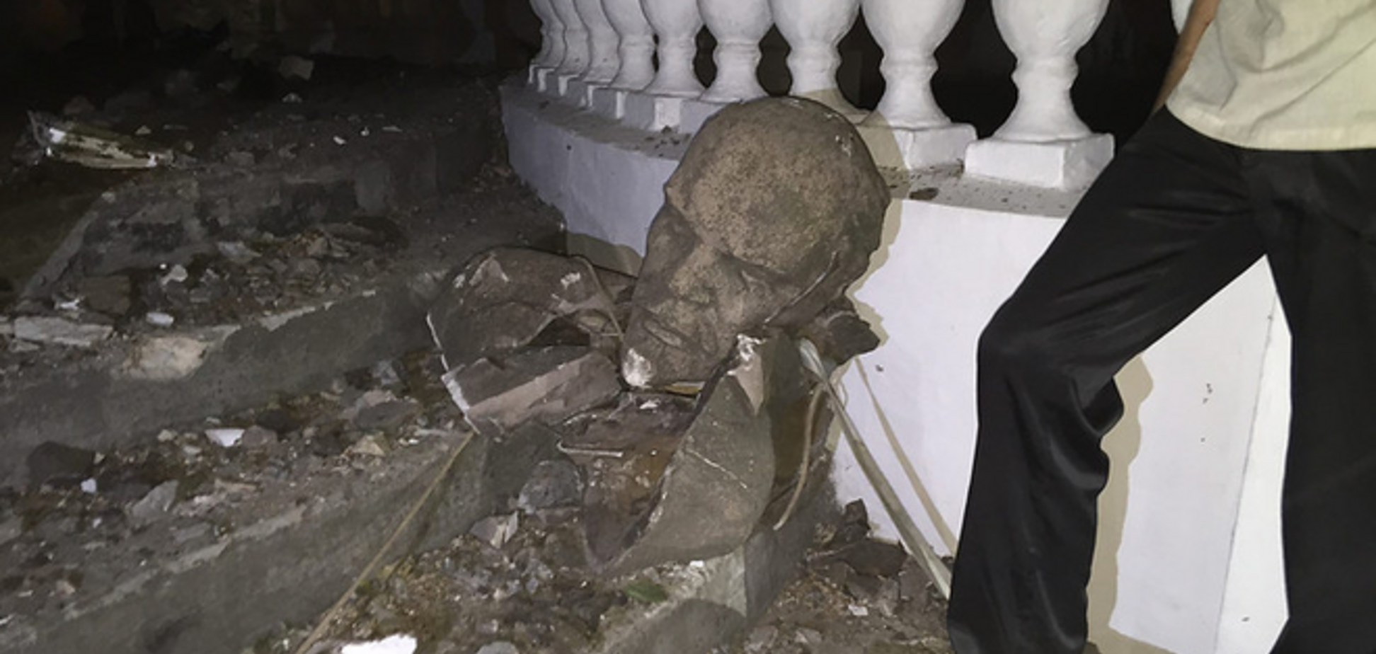 Вова, прощай: в Николаеве ночью свалили очередного Ленина: видеофакт