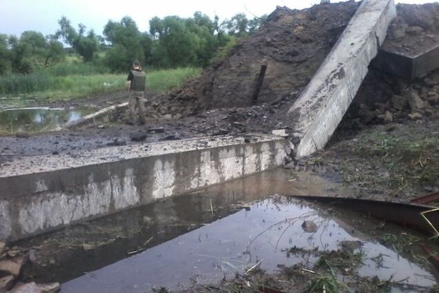 Террористы взорвали мост на Донбассе: местные жители остались без гумпомощи