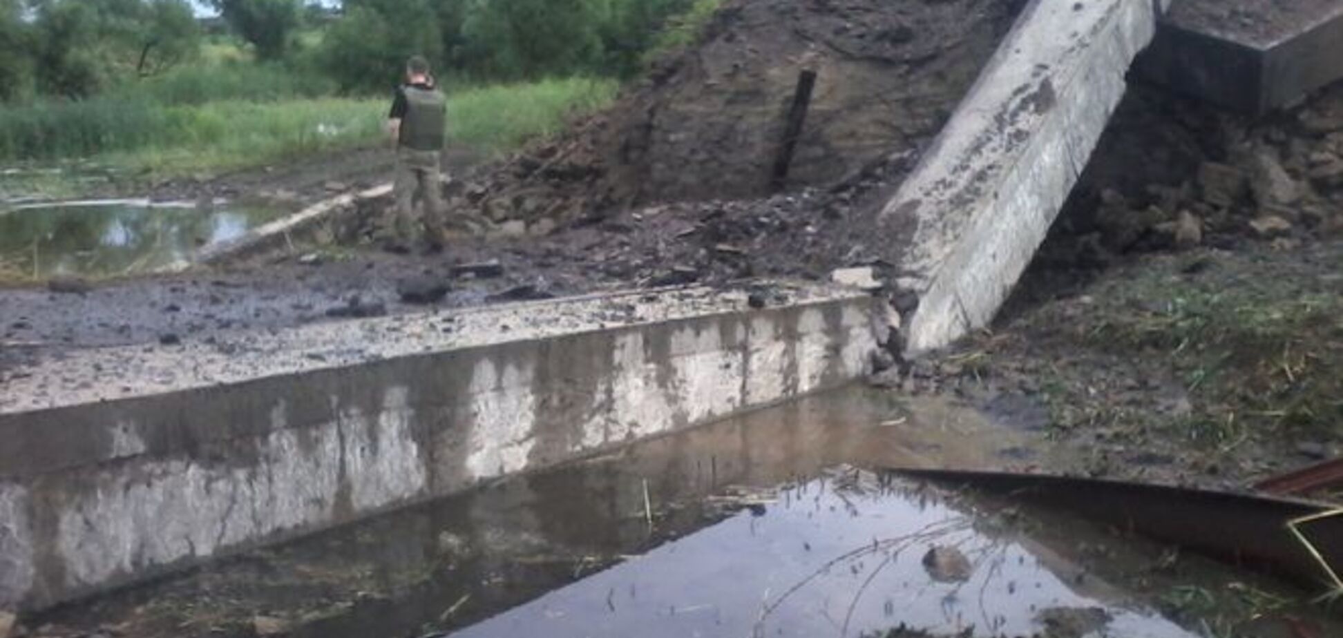 Террористы взорвали мост на Донбассе: местные жители остались без гумпомощи
