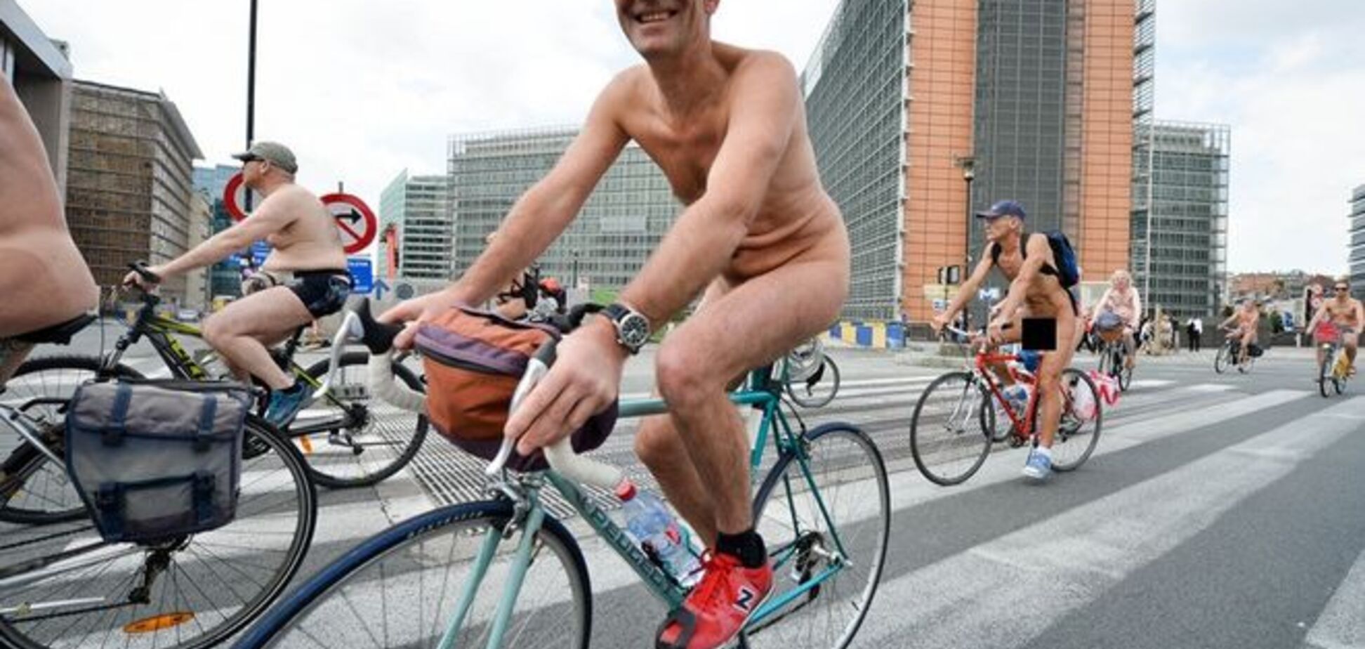 Центром Брюсселя проїхалися 150 голих велосипедистів: опубліковані фото