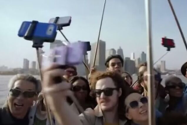 Samsung обидела владельцев селфи-палок: соцсети недоумевают