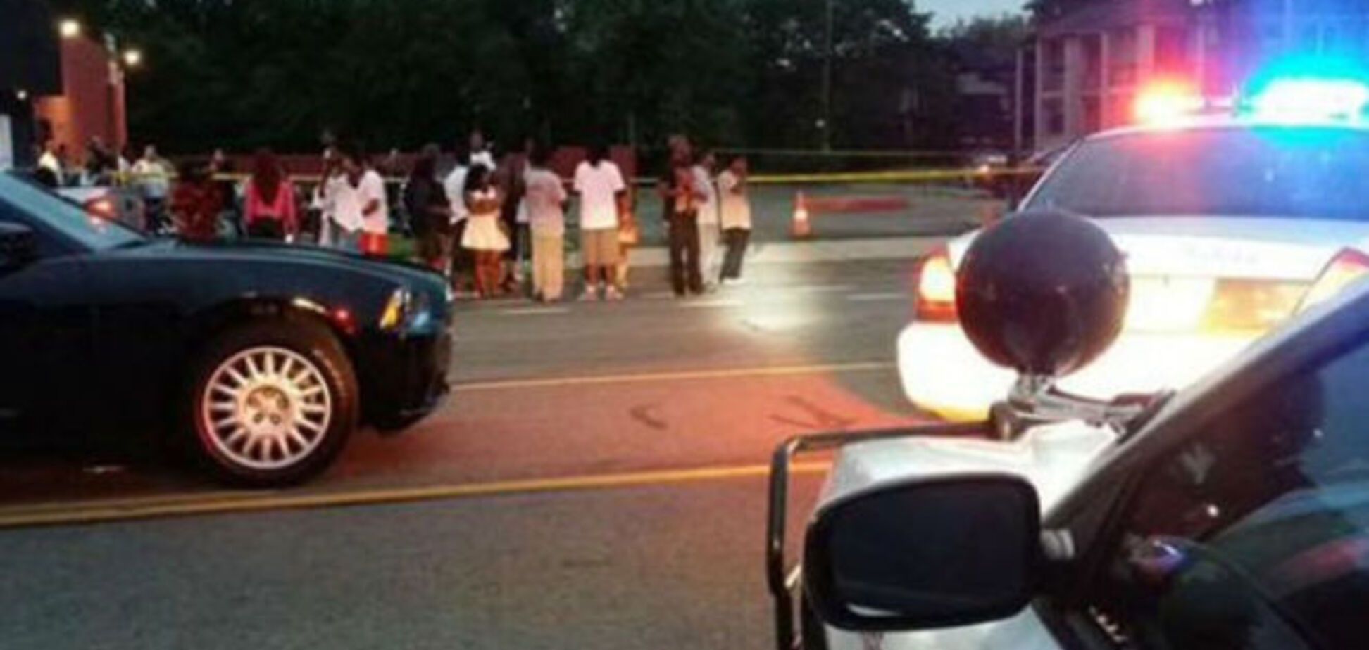 Неизвестный расстрелял 12 человек на баскетбольной площадке в США