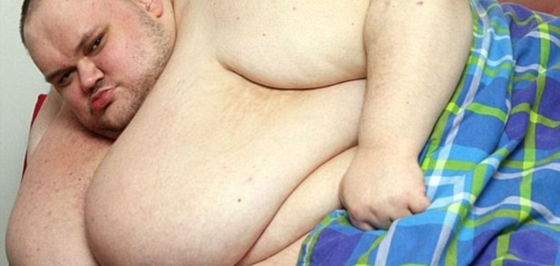 Самый толстый человек Британии умер в возрасте 33 лет: как парень растолстел от горя до 413 кг