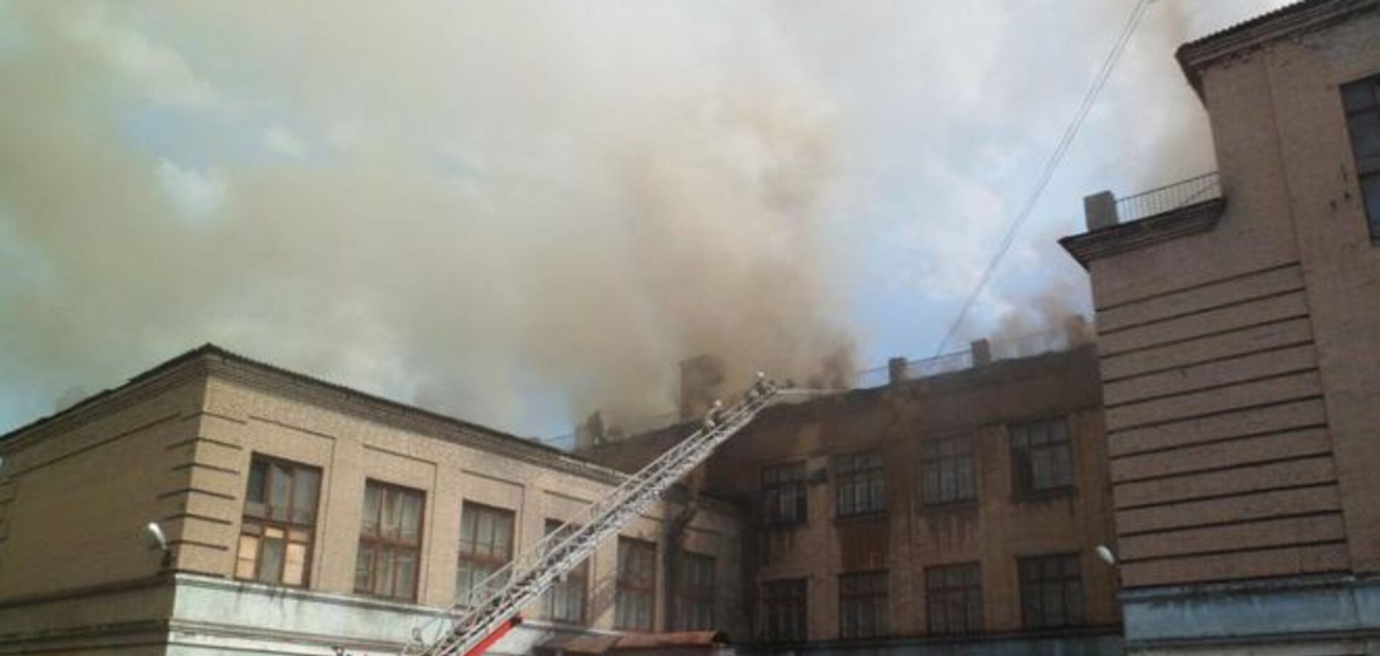 У Запоріжжі спалахнула школа: фото з місця подій