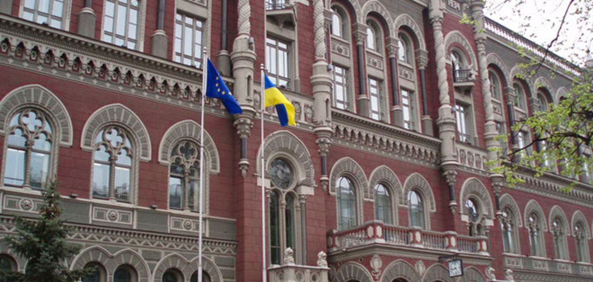 В Нацбанке намерены сократить каждого второго работника