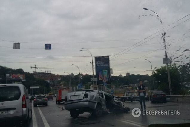 Авария парализовала движение на мосту Патона в Киеве: фото с места происшествия