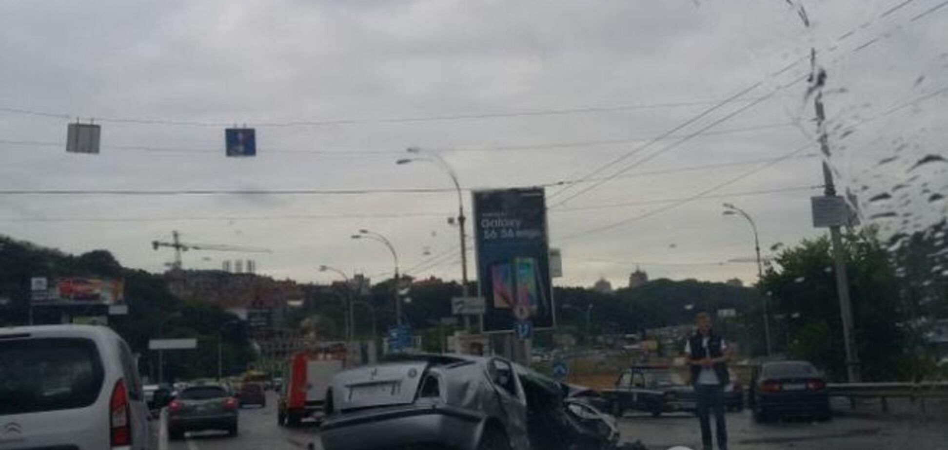 Авария парализовала движение на мосту Патона в Киеве: фото с места происшествия