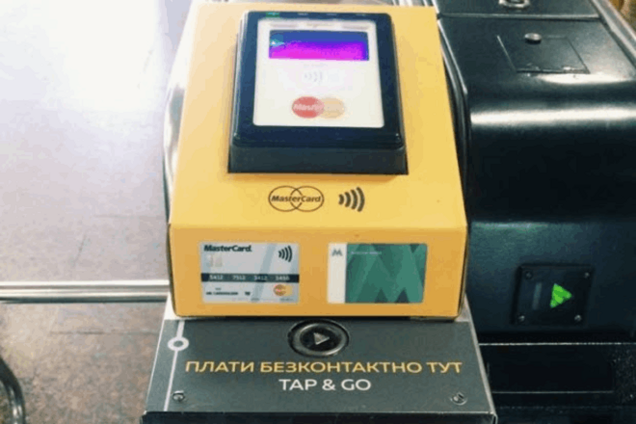 Киевляне начали расплачиваться в метро с помощью смартфона