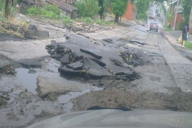 Потужна злива змила асфальт в Дніпропетровську: фотофакт
