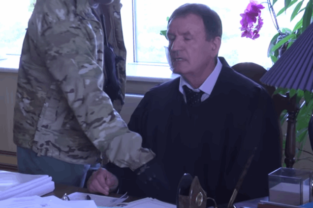 Глава Апелляционного суда Киева прятал в мантии $6,5 тыс.: видеофакт