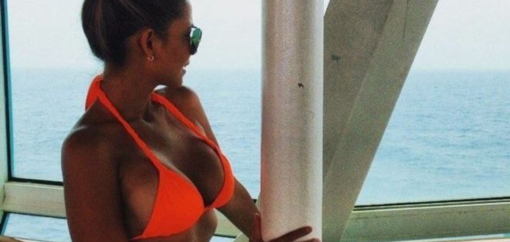 Горячая журналистка соблазнительными формами поддерживает свою сборную