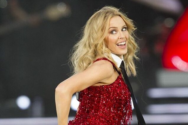 47-летняя Кайли Миноуг засветила недостатки фигуры в слишком откровенном наряде