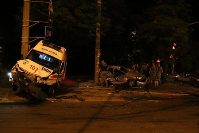 В Мариуполе в 'скорую' с ранеными бойцами 'Азова' врезался 'Ланос': фото