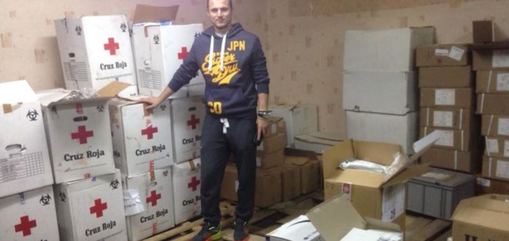Футболіст 'Дніпра' зібрав фуру гуманітарної допомоги для воїнів АТО