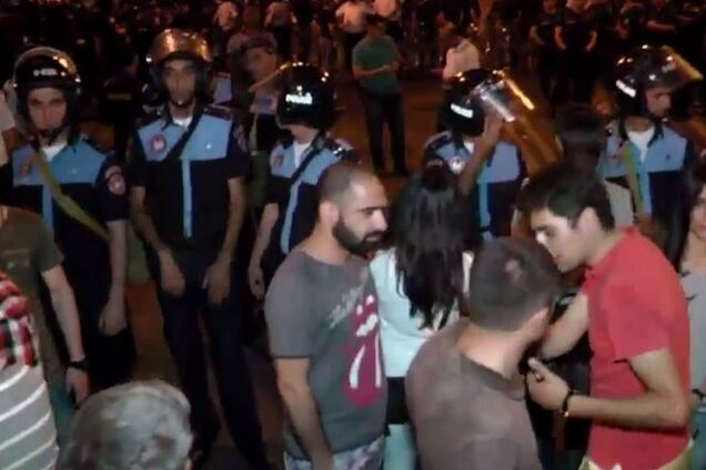 Армянский 'Майдан': резиденцию президента пикетируют 3 тыс. человек