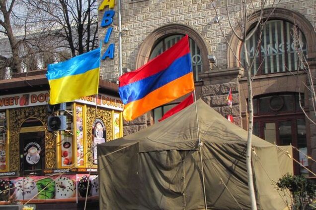 Аваков поддержал 'Майдан' в Армении термосом с холодным чаем