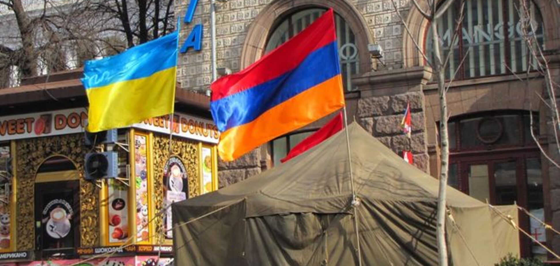 Аваков поддержал 'Майдан' в Армении термосом с холодным чаем