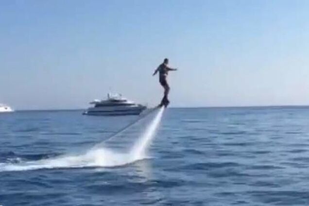 Володимир Кличко ефектно літає на флайборді: захоплююче відео