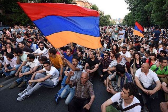 'Майдан' в Армении: президент решил встретиться с протестующими