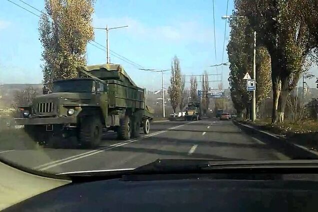 Терористи 'ДНР' насильно прикривають танкові колони пасажирськими автобусами