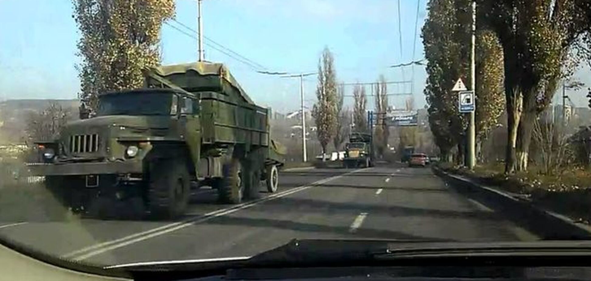 Терористи 'ДНР' насильно прикривають танкові колони пасажирськими автобусами
