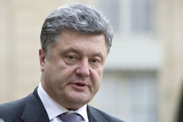 Порошенко назвав ганьбою випадаючі з суддівських мантій тисячі доларів