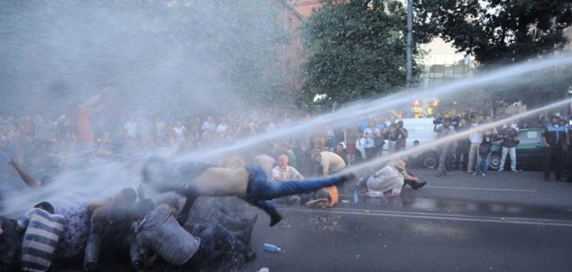 Учасників протесту в Єревані жорстоко побили силовики в цивільному