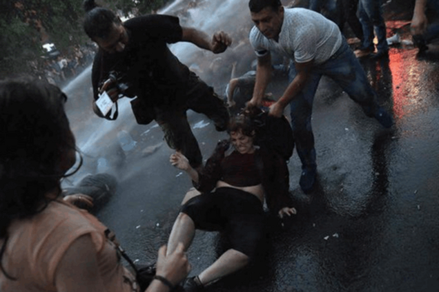 В Ереване 'Майдан' жестоко разгоняли дубинками и водометами: фотофакт