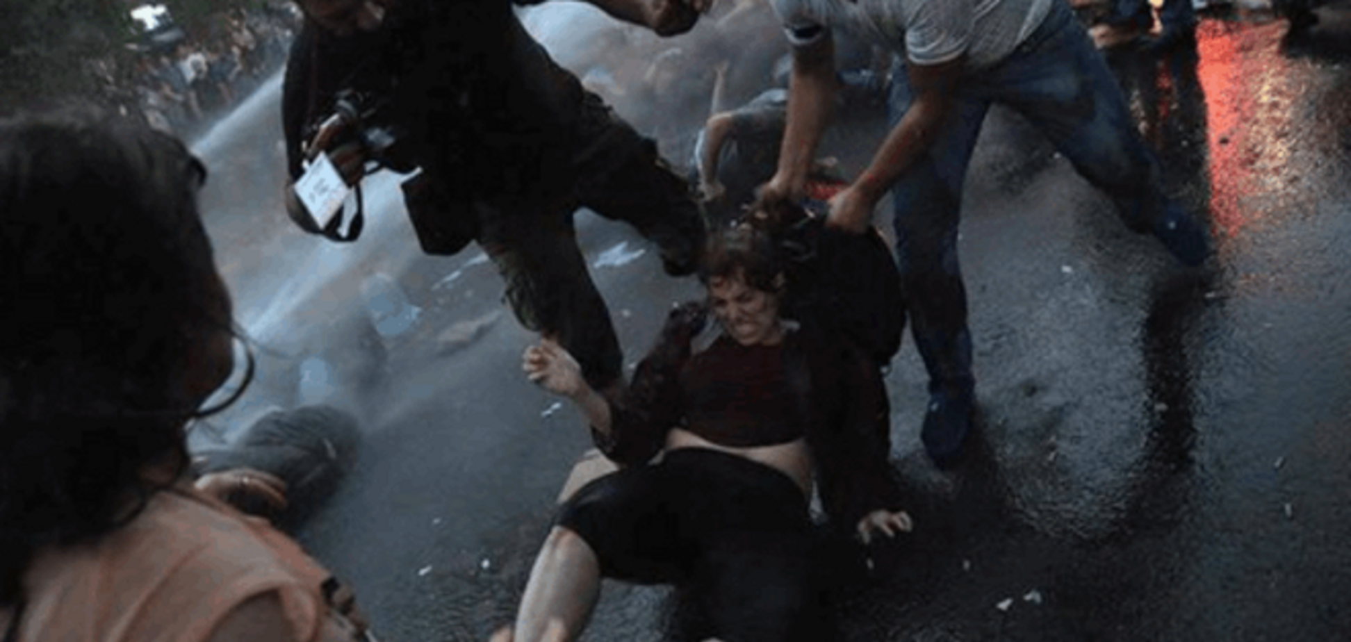 В Ереване 'Майдан' жестоко разгоняли дубинками и водометами: фотофакт