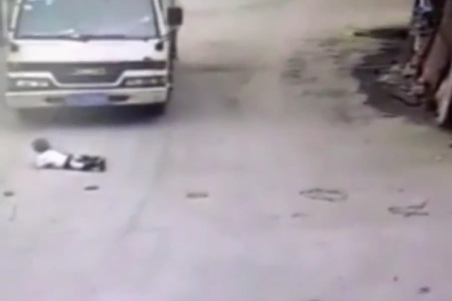 Родился в рубашке: ребенок выжил после того, как его переехал грузовик