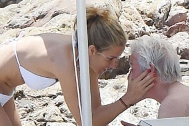 65-летний Ричард Гир развлекся на пляже со своей горячей 32-летней подругой