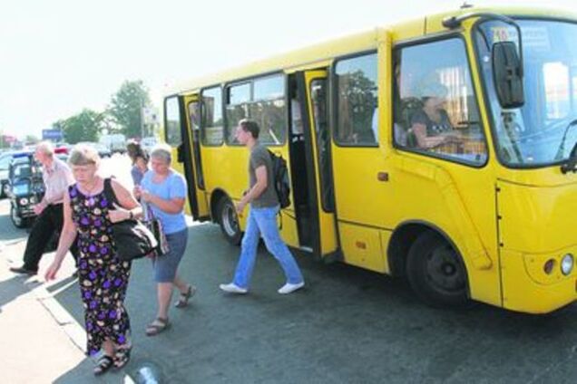 НС в київському автобусі: під пасажиркою провалилася 'підлога'