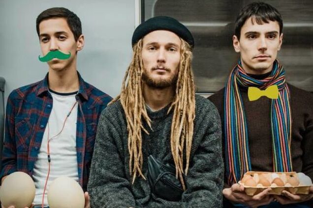 В Киеве придумали плакаты про мужчин, которые не уступают место в метро