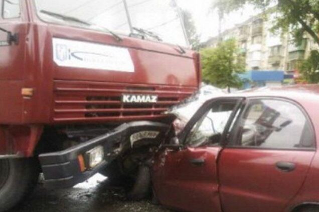 В Киеве столкнулись легковушка и КамАЗ: фотофакт